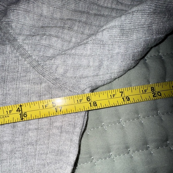 Vince Ribbed Turtleneck Long Sleeve Top – Heather Gray. Size Medium - Picture 4 of 14
